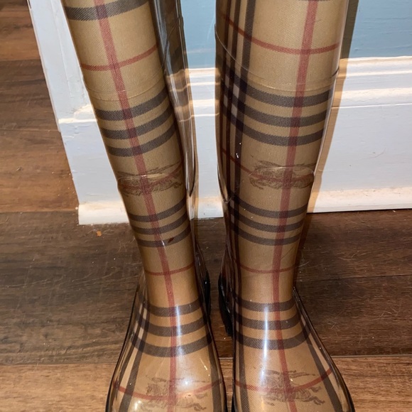 Authentic Burberry rain boots. Good condition! - Picture 3 of 5